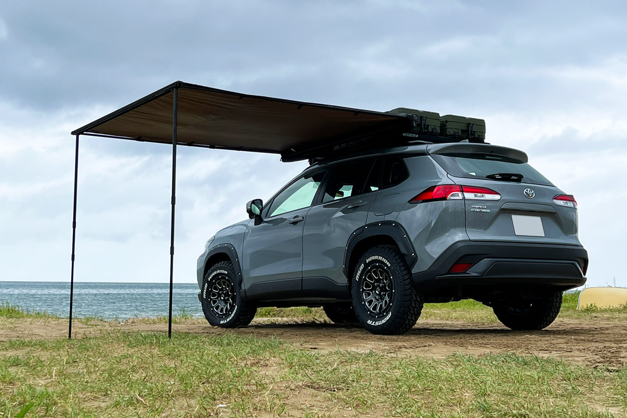 オーニングを広げるCOROLLACROSS