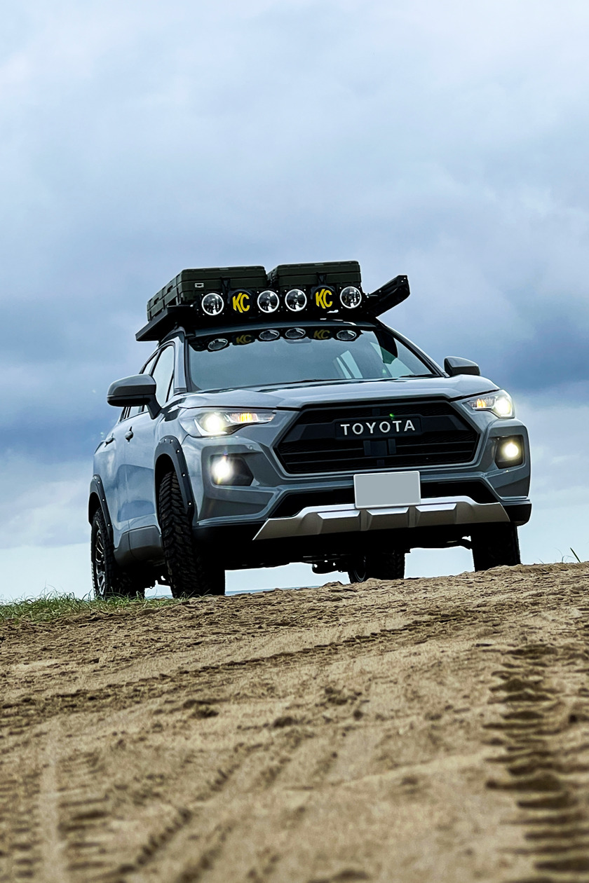 オフロードを走るCOROLLACROSS