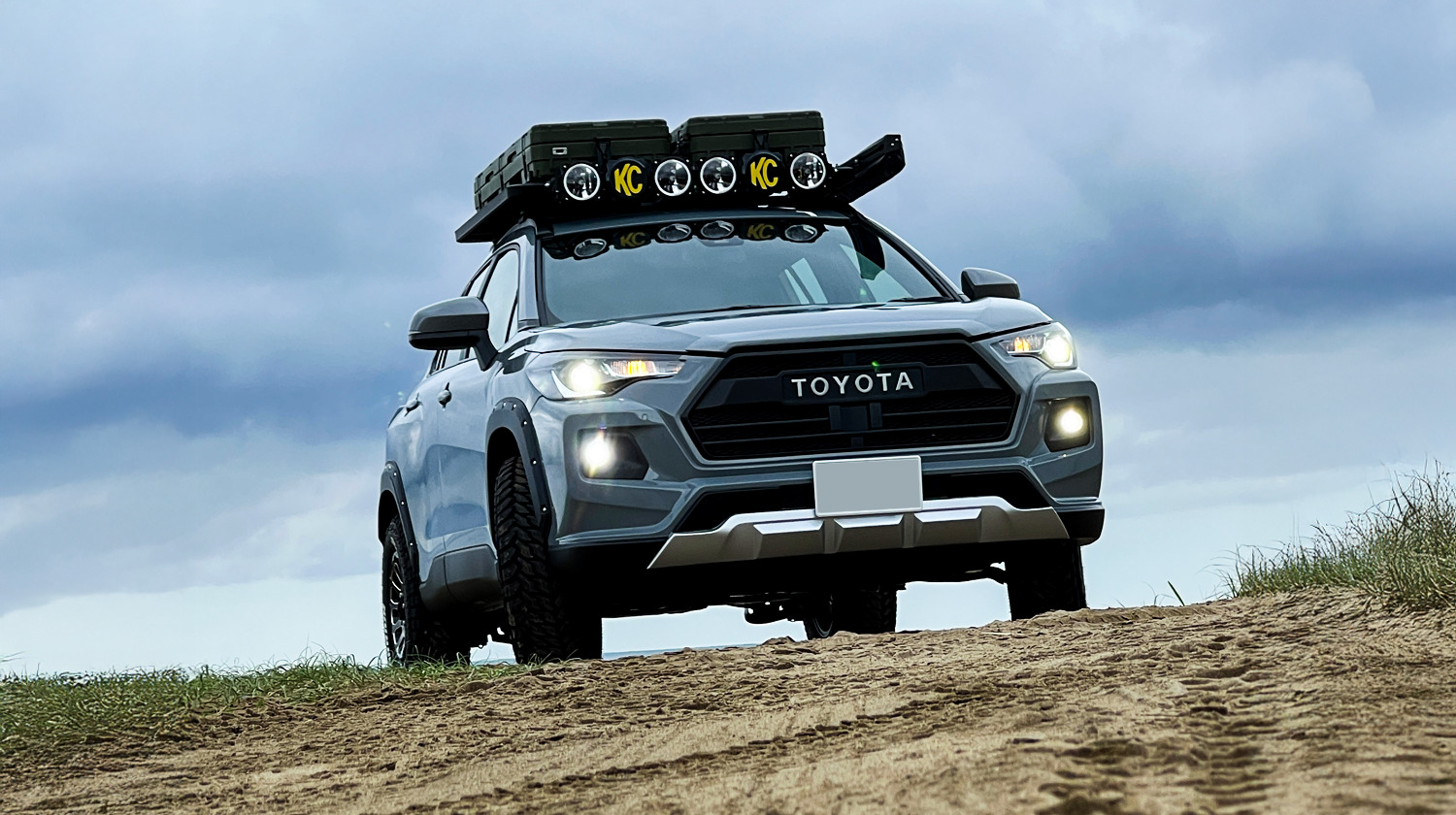 オフロードを走るCOROLLACROSS