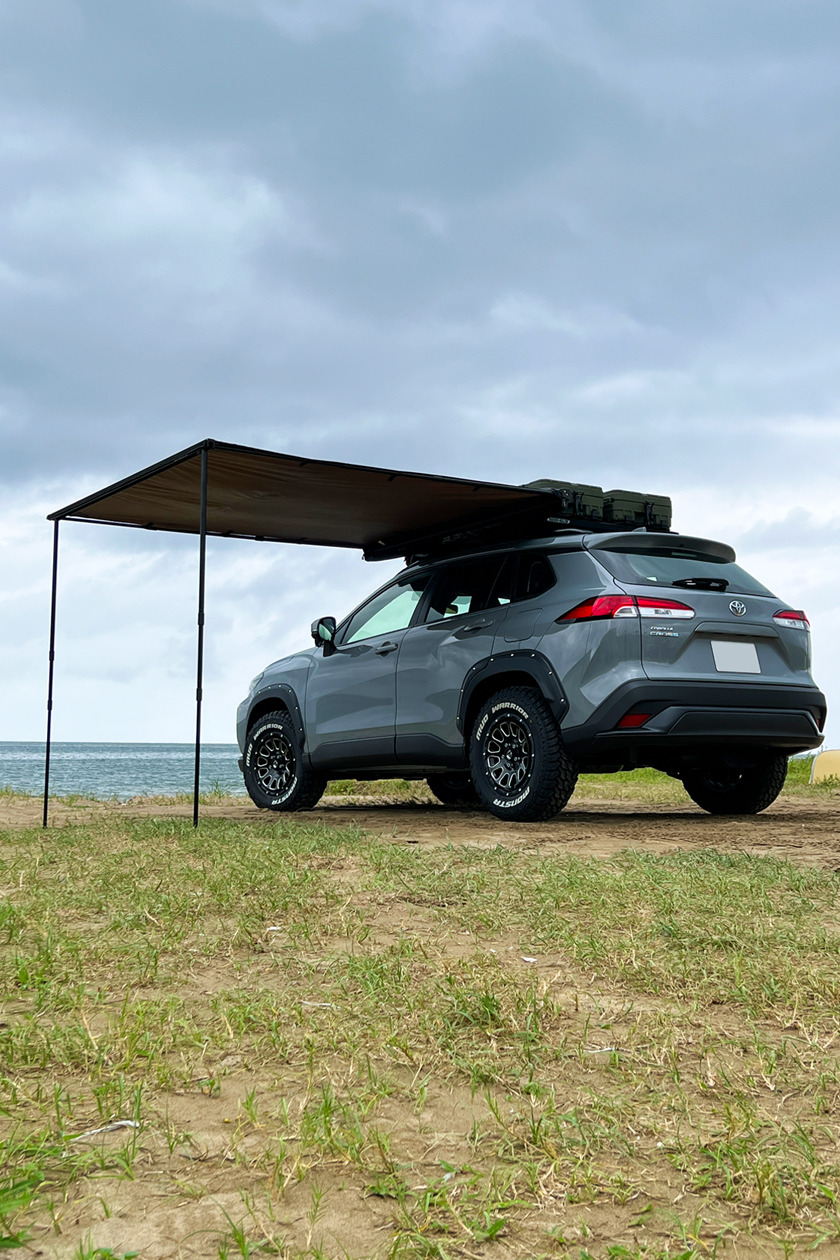 オーニングを広げるCOROLLACROSS